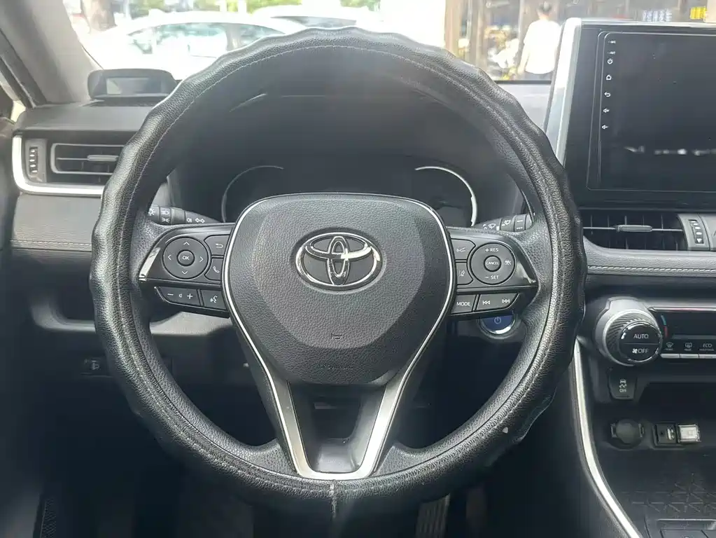 Toyota RAV4 — фото 11