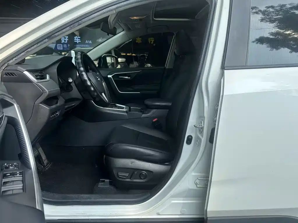Toyota RAV4 — фото 3