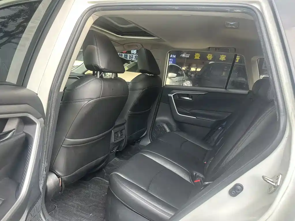 Toyota RAV4 — фото 4