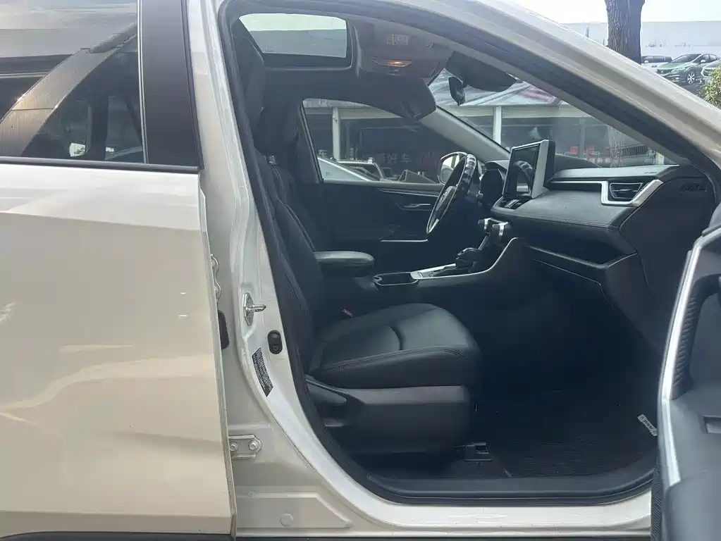 Toyota RAV4 — фото 5
