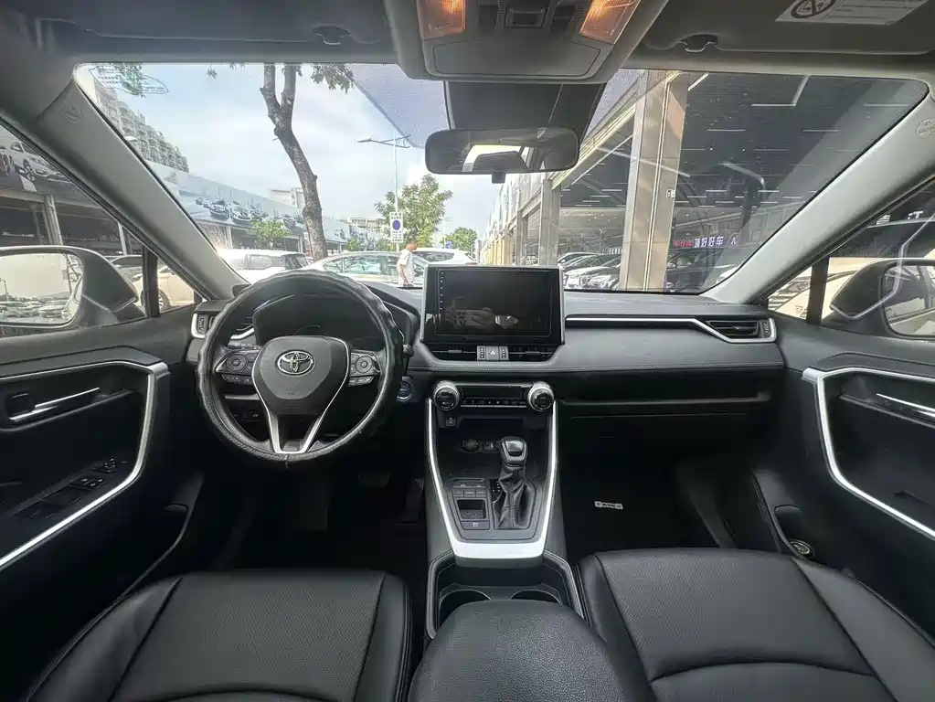 Toyota RAV4 — фото 9