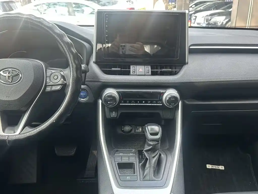 Toyota RAV4 — фото 10