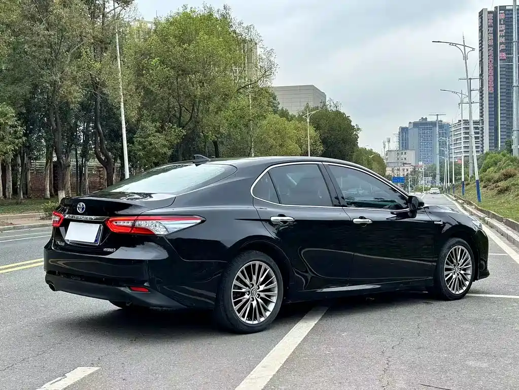 Toyota Camry — фото 8
