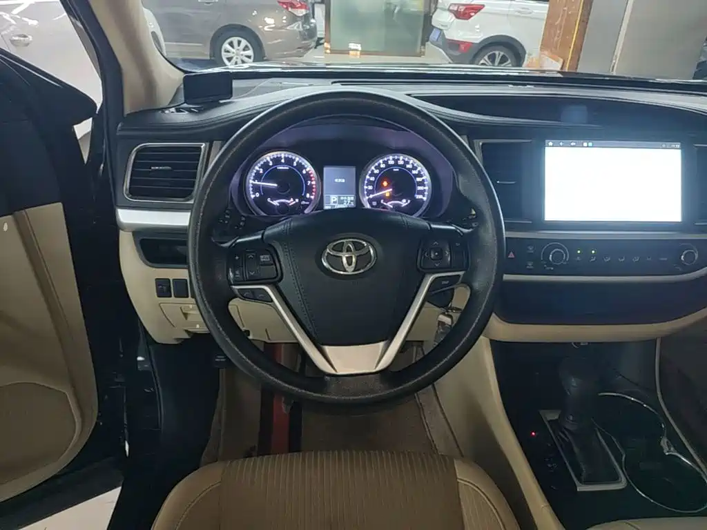 Toyota Highlander — фото 11