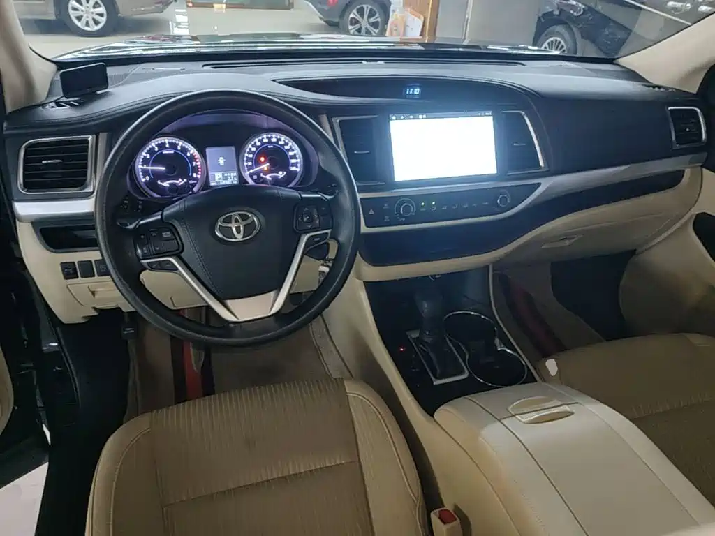 Toyota Highlander — фото 10