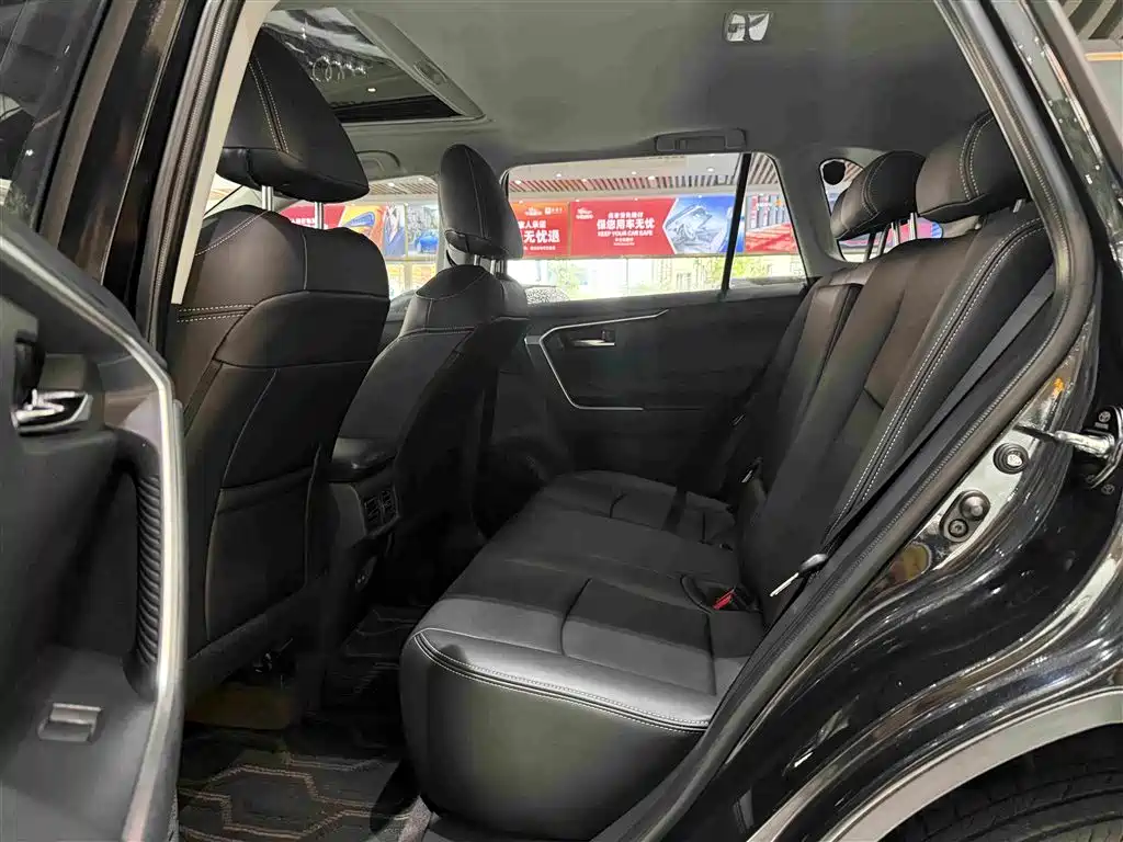 Toyota RAV4 — фото 11