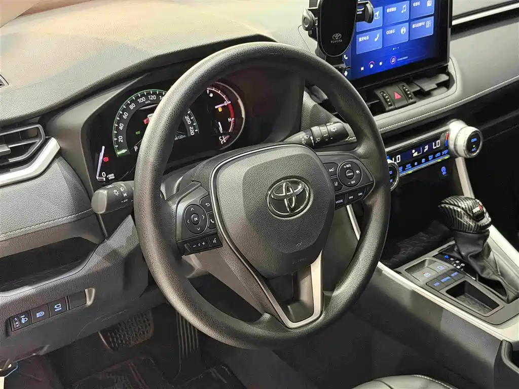 Toyota RAV4 — фото 13