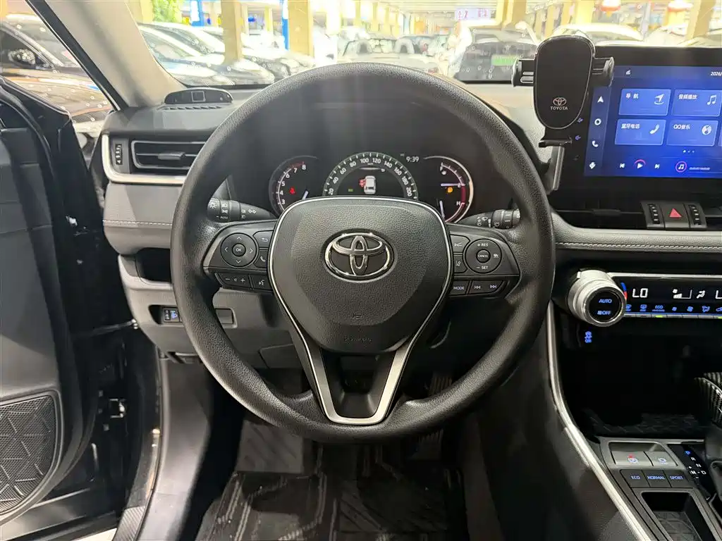 Toyota RAV4 — фото 14