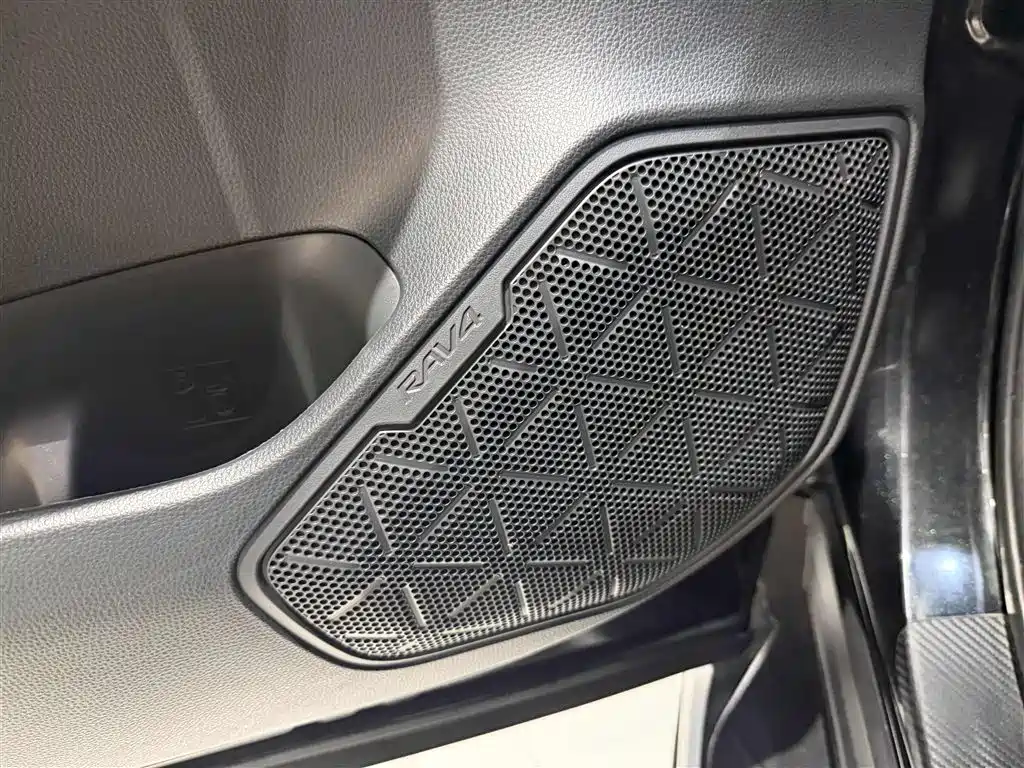 Toyota RAV4 — фото 17