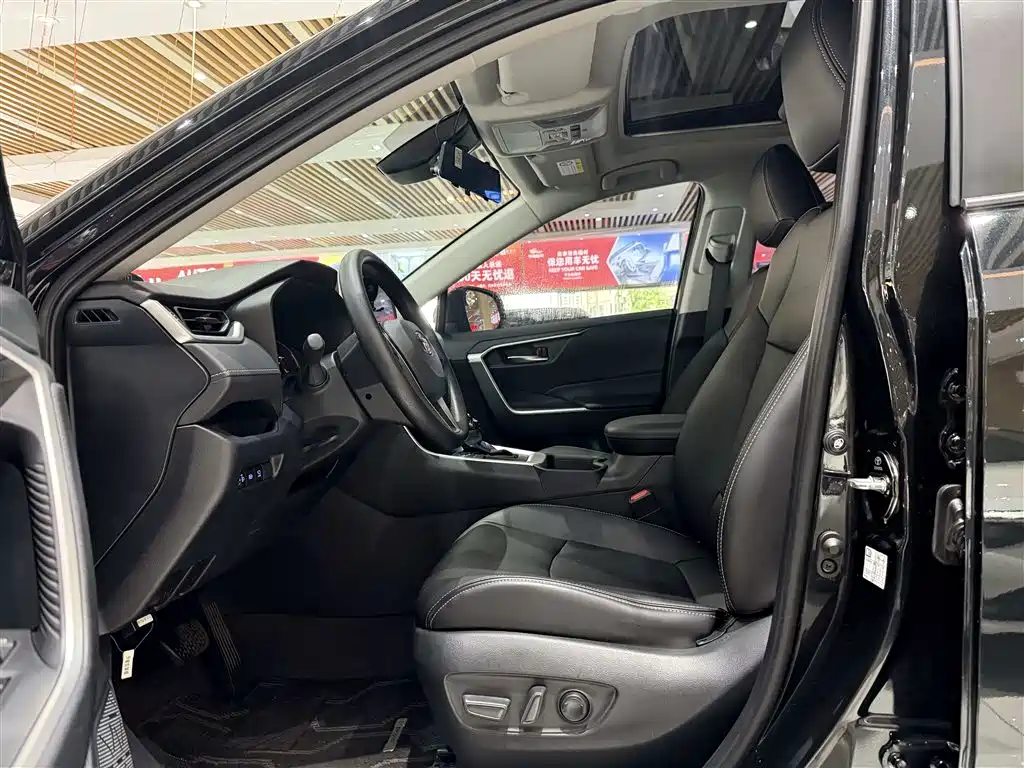 Toyota RAV4 — фото 9