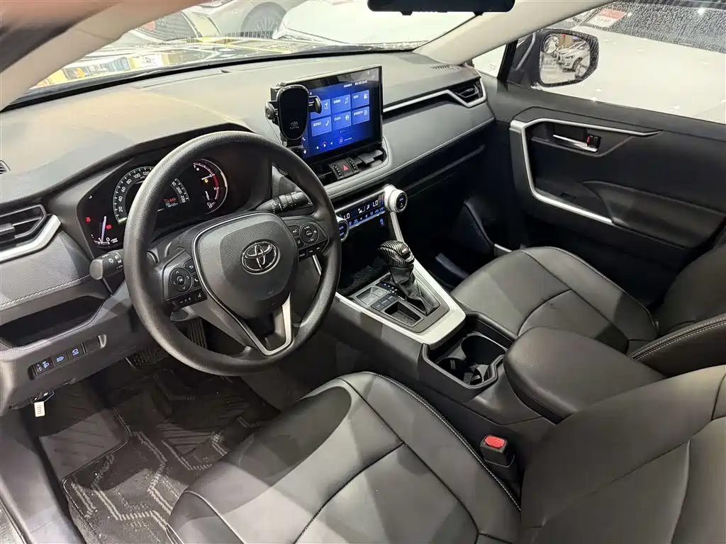 Toyota RAV4 — фото 10