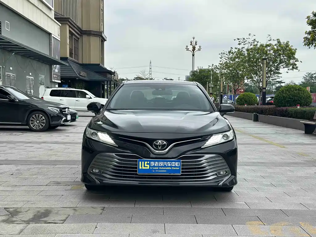 Toyota Camry — фото 2