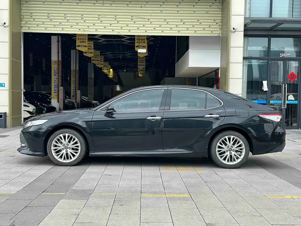 Toyota Camry — фото 3