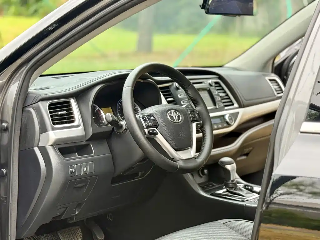 Toyota Highlander — фото 11