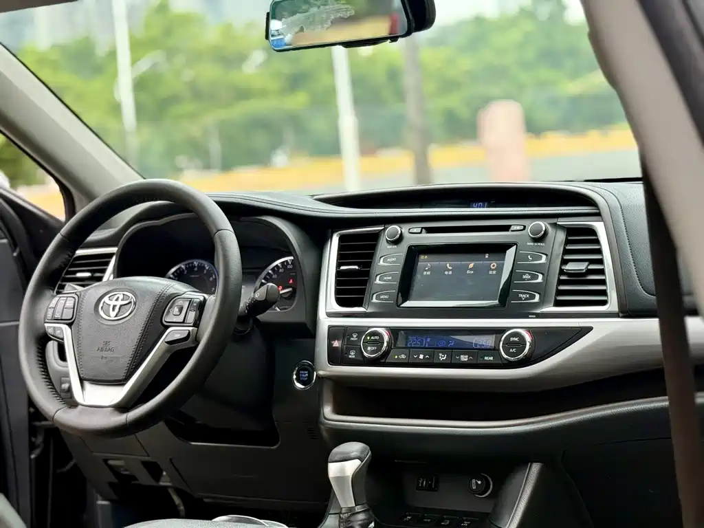 Toyota Highlander — фото 17