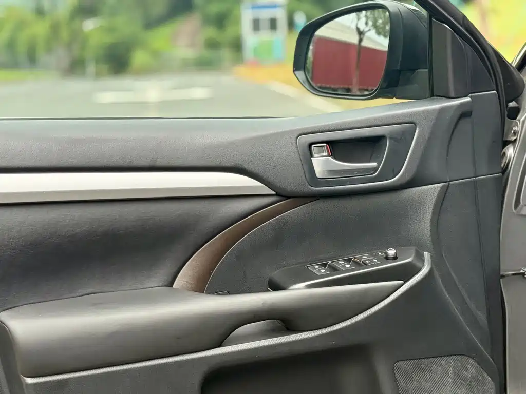 Toyota Highlander — фото 10