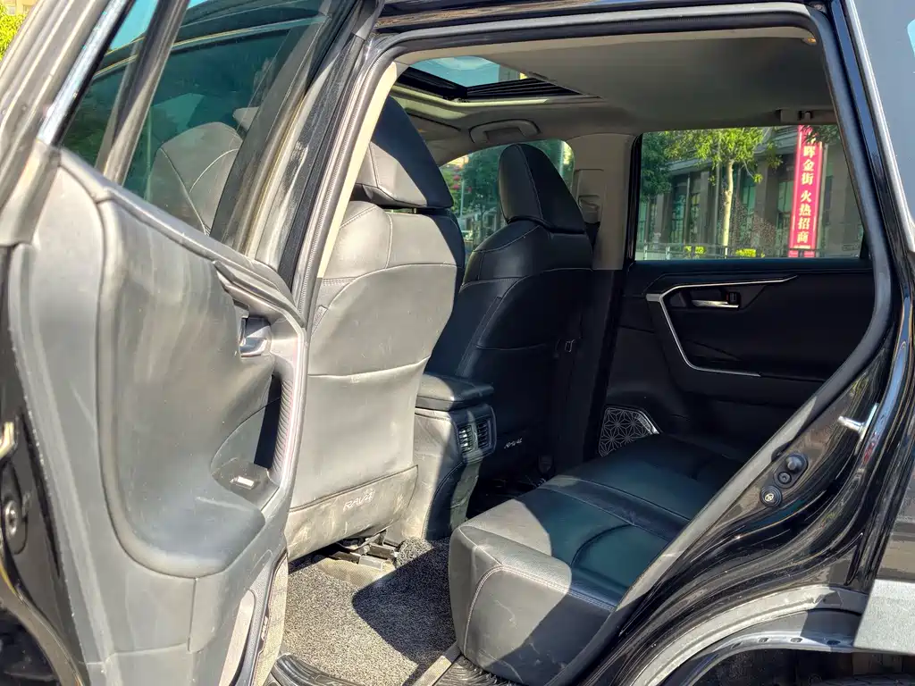 Toyota RAV4 — фото 11