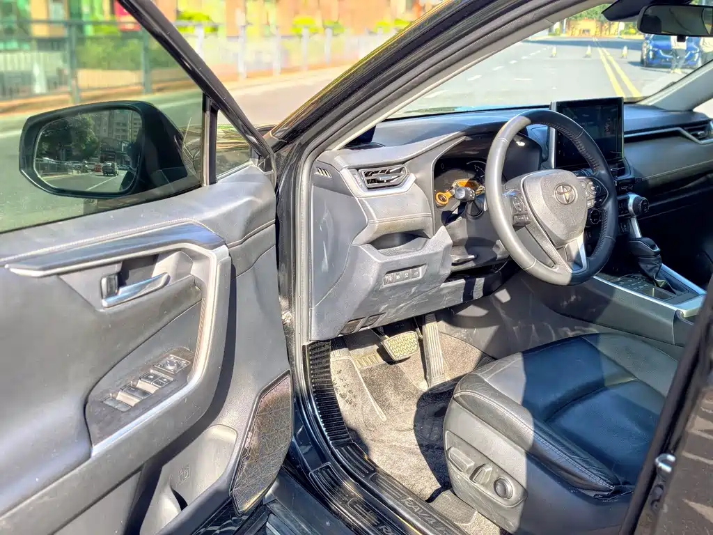Toyota RAV4 — фото 14