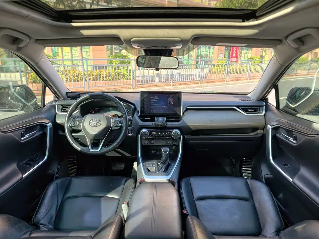 Toyota RAV4 — фото 17