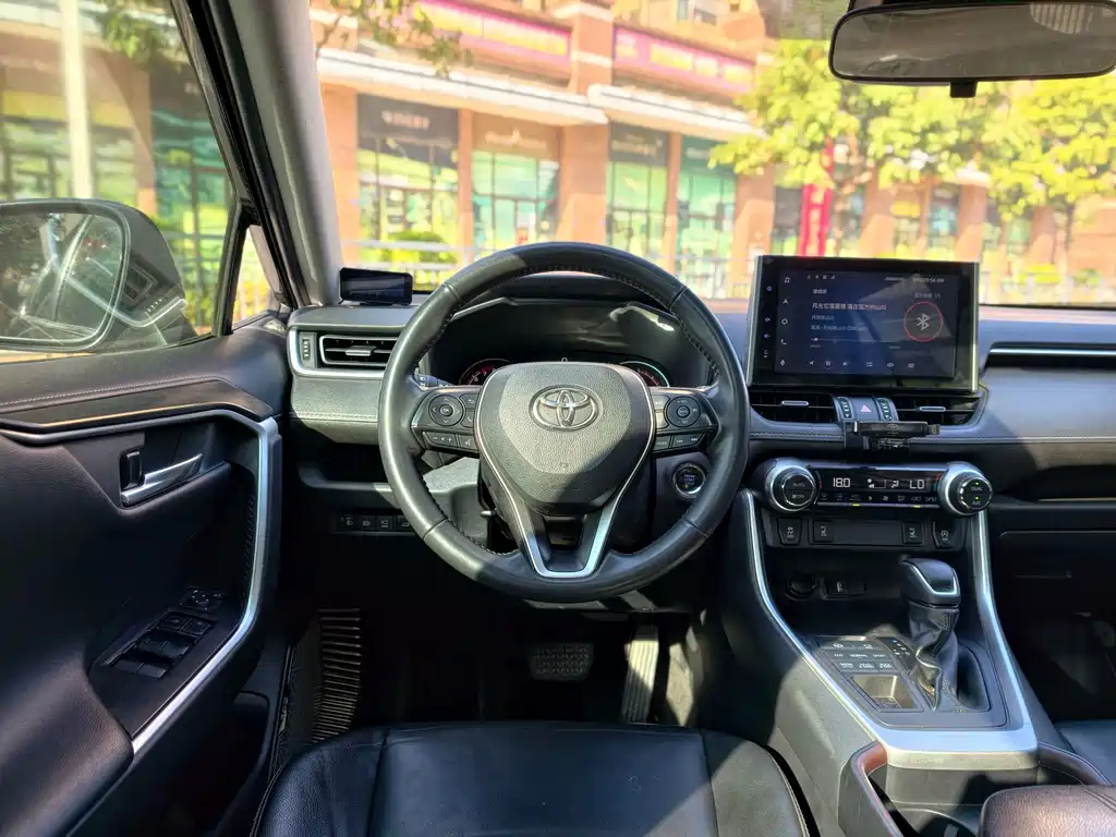 Toyota RAV4 — фото 20