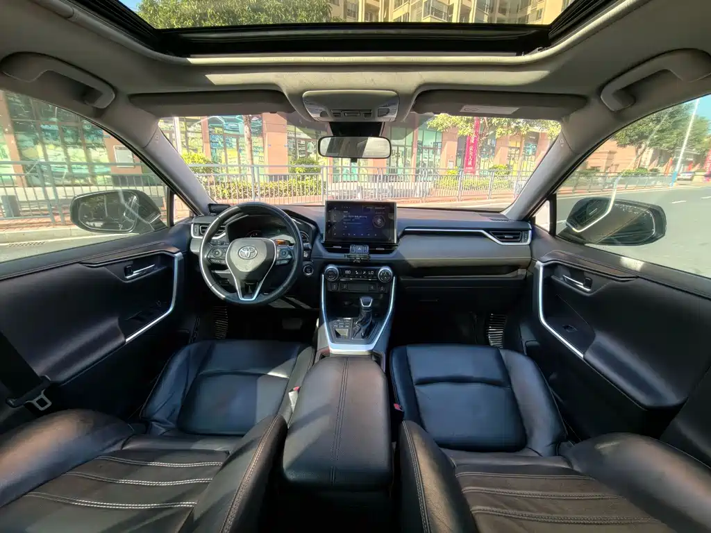 Toyota RAV4 — фото 21