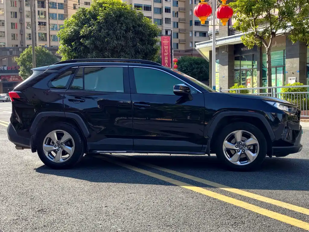 Toyota RAV4 — фото 7