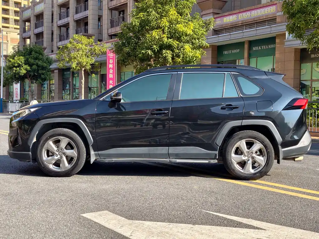 Toyota RAV4 — фото 8