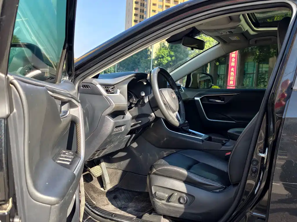 Toyota RAV4 — фото 10