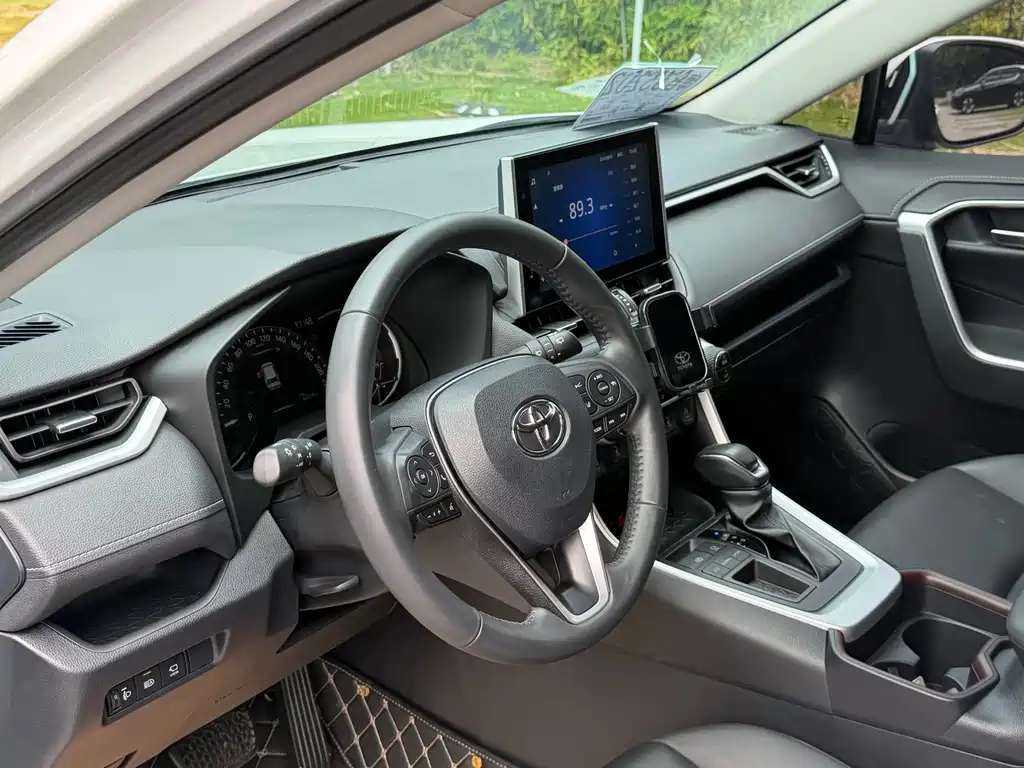 Toyota RAV4 — фото 8