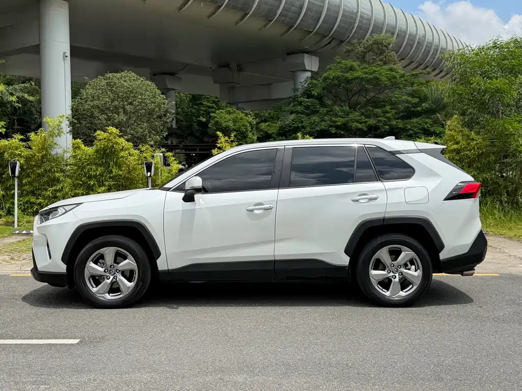 Toyota RAV4 — фото 9