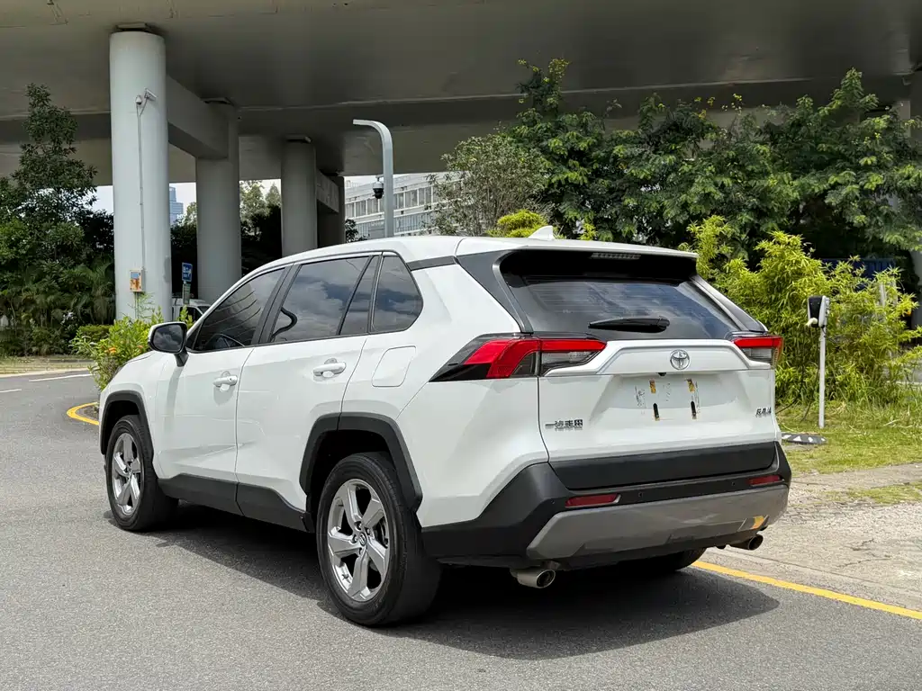 Toyota RAV4 — фото 10