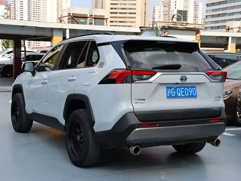 Toyota RAV4 — фото 4