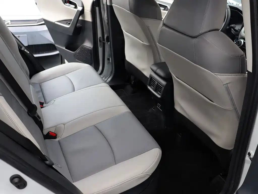 Toyota RAV4 — фото 9