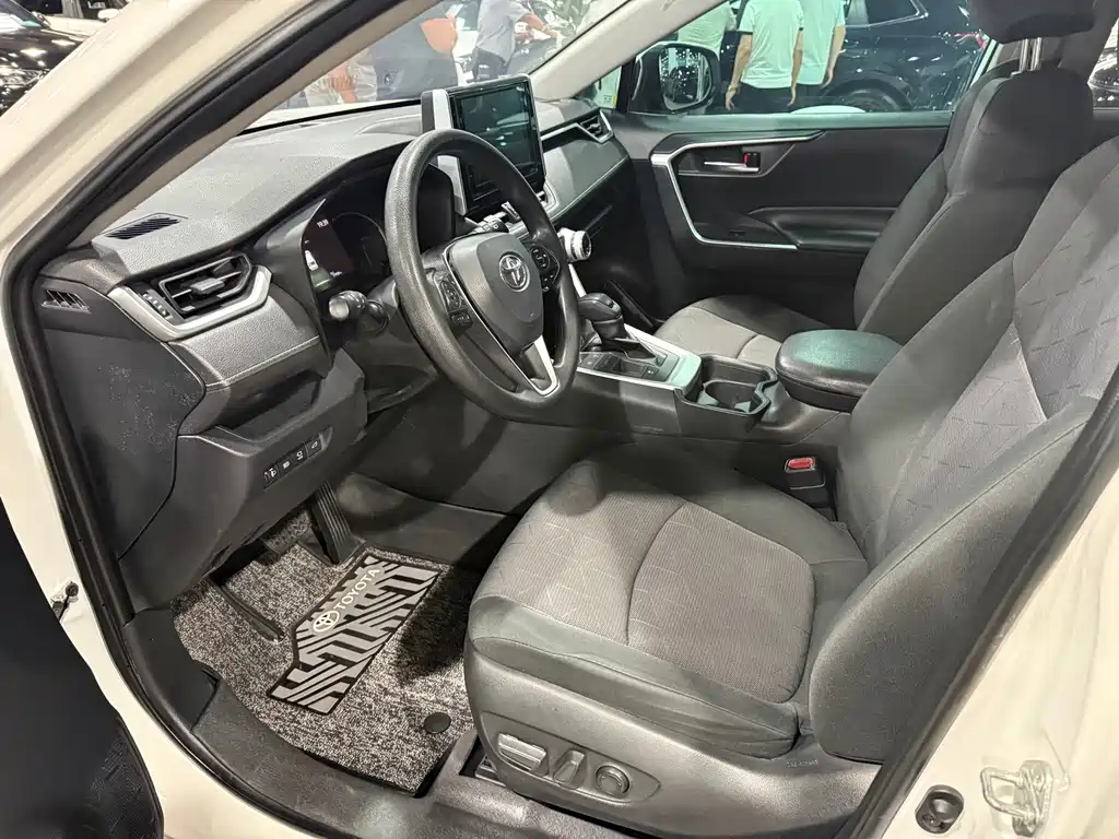 Toyota RAV4 — фото 4
