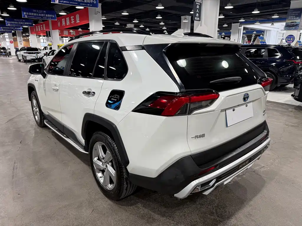 Toyota RAV4 — фото 7