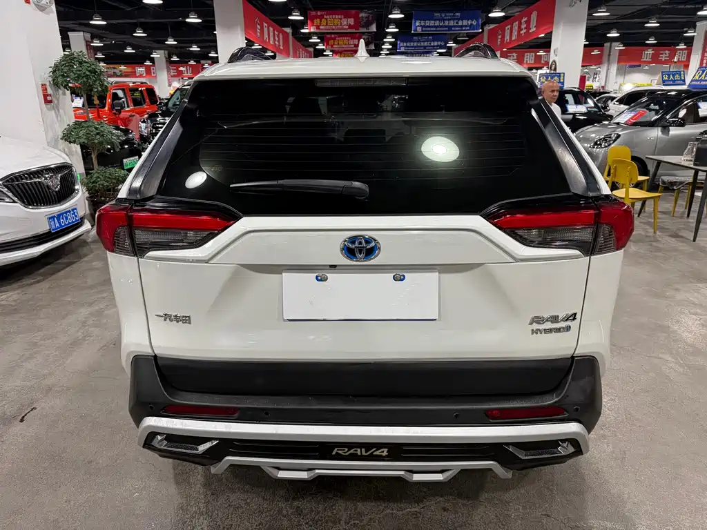 Toyota RAV4 — фото 8