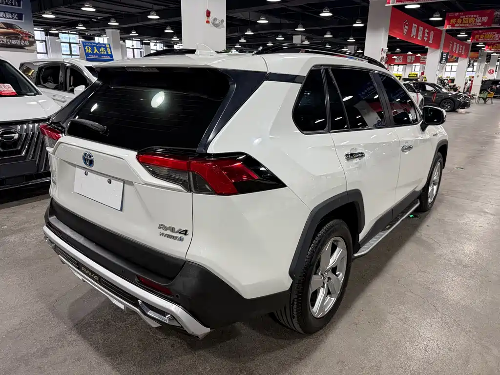 Toyota RAV4 — фото 9