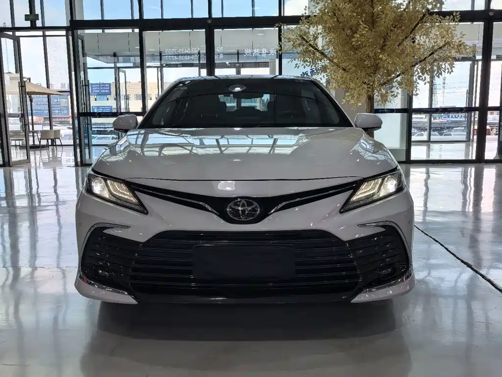 Toyota Camry — фото 2