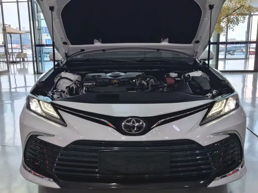 Toyota Camry — фото 15
