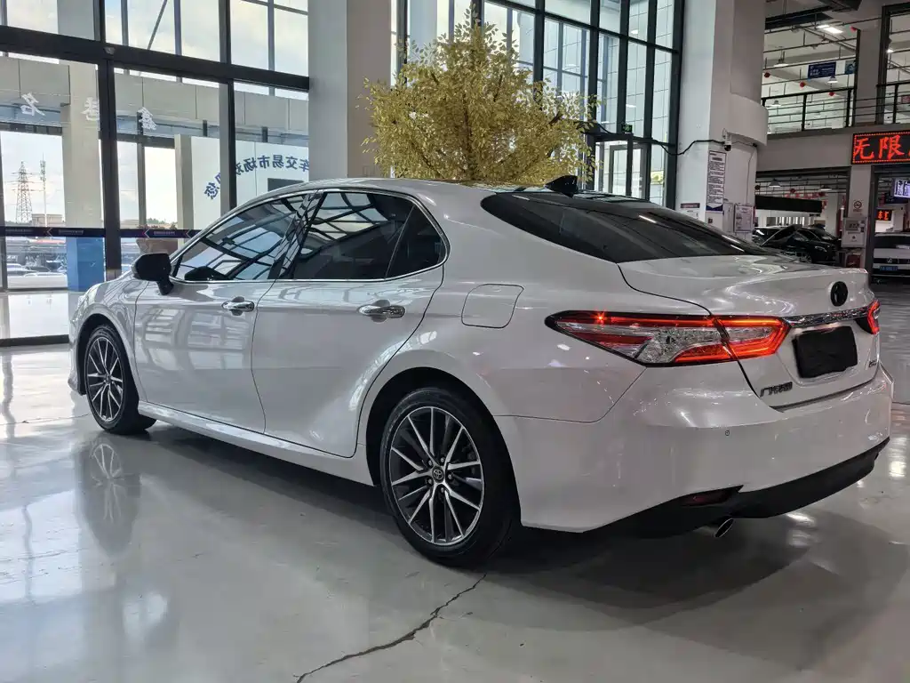 Toyota Camry — фото 17