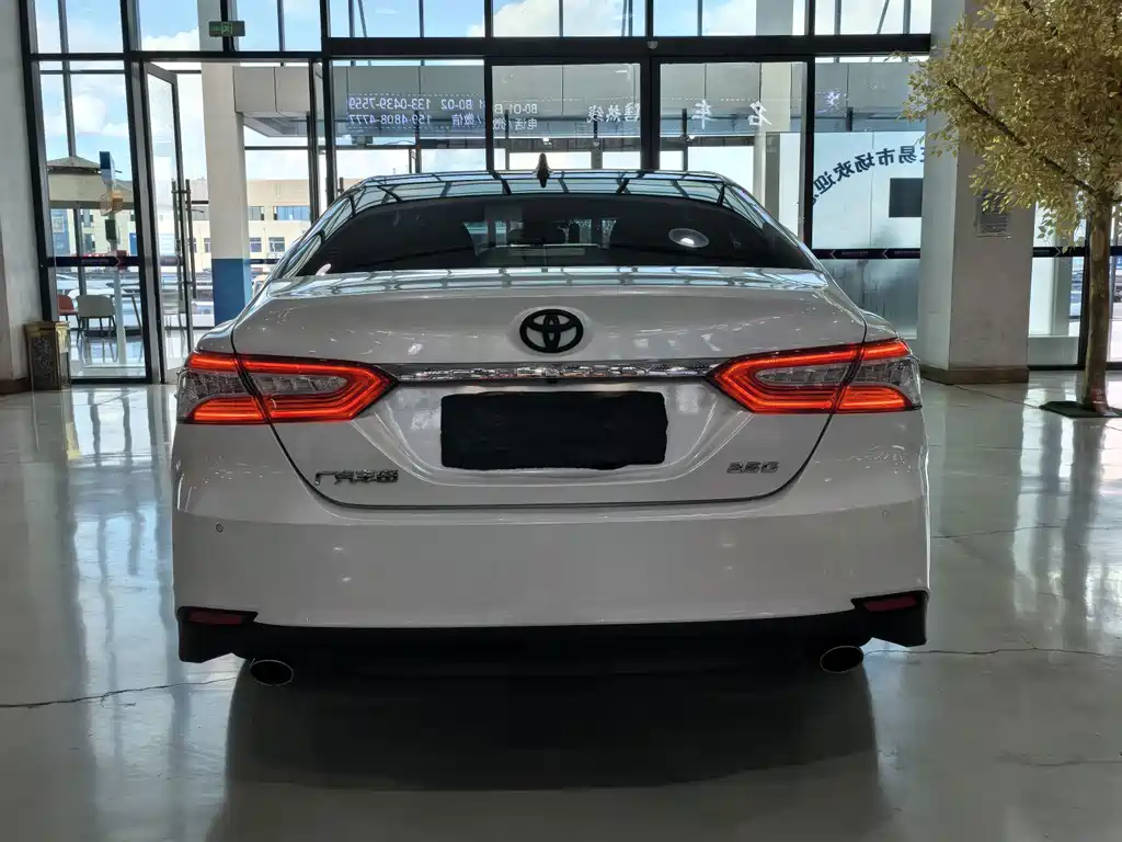 Toyota Camry — фото 18