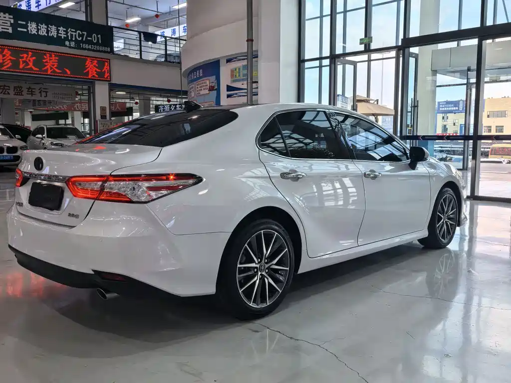 Toyota Camry — фото 19