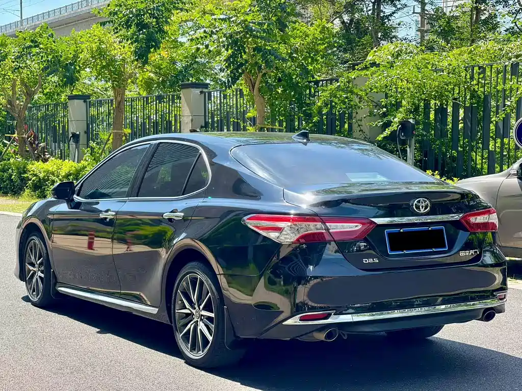 Toyota Camry — фото 7