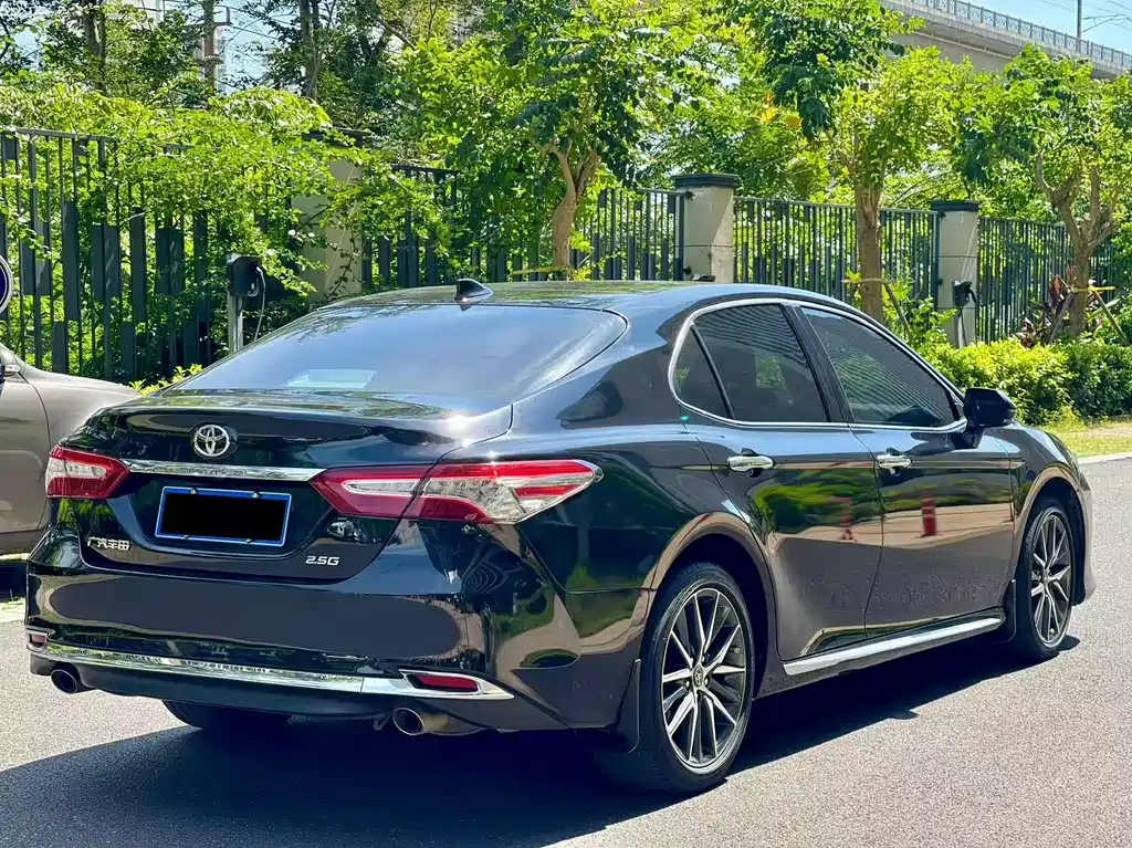 Toyota Camry — фото 9