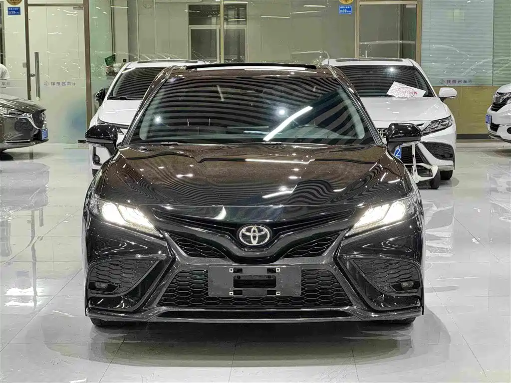 Toyota Camry — фото 2