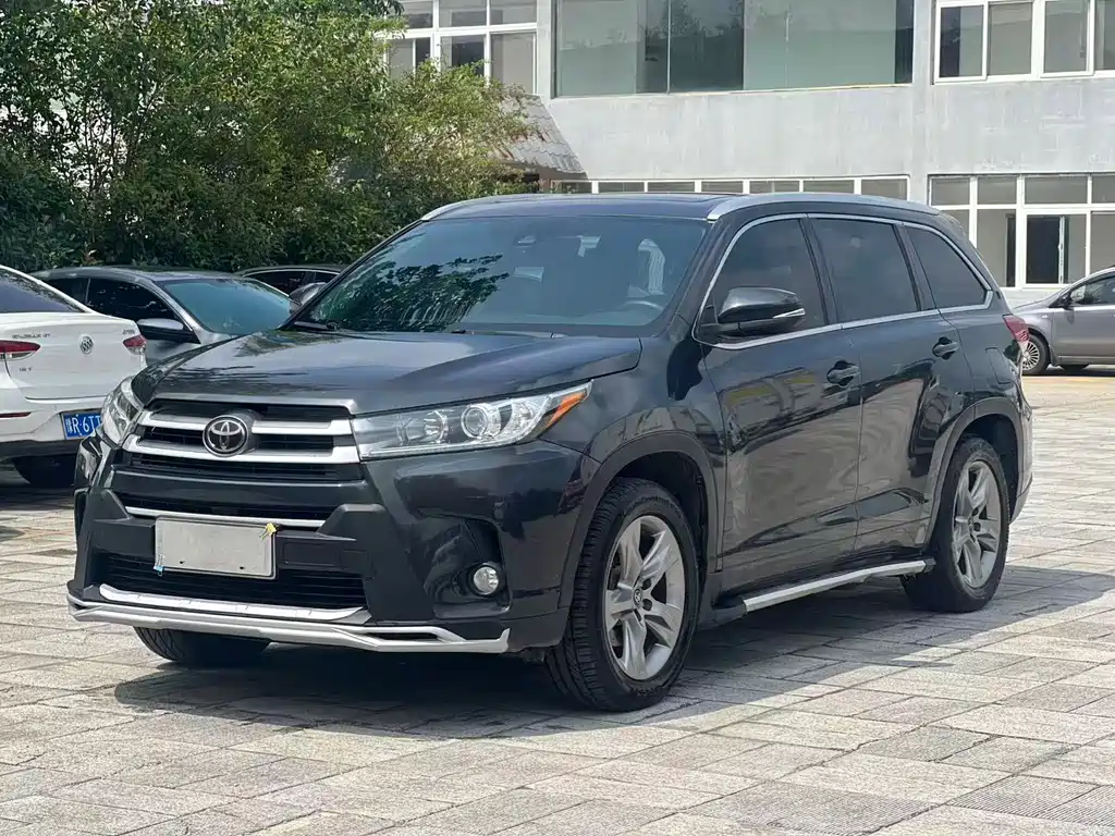 Toyota Highlander — фото 1