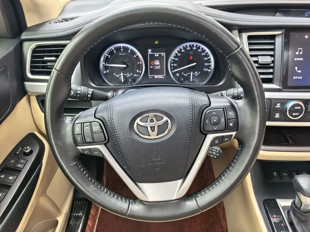 Toyota Highlander — фото 10