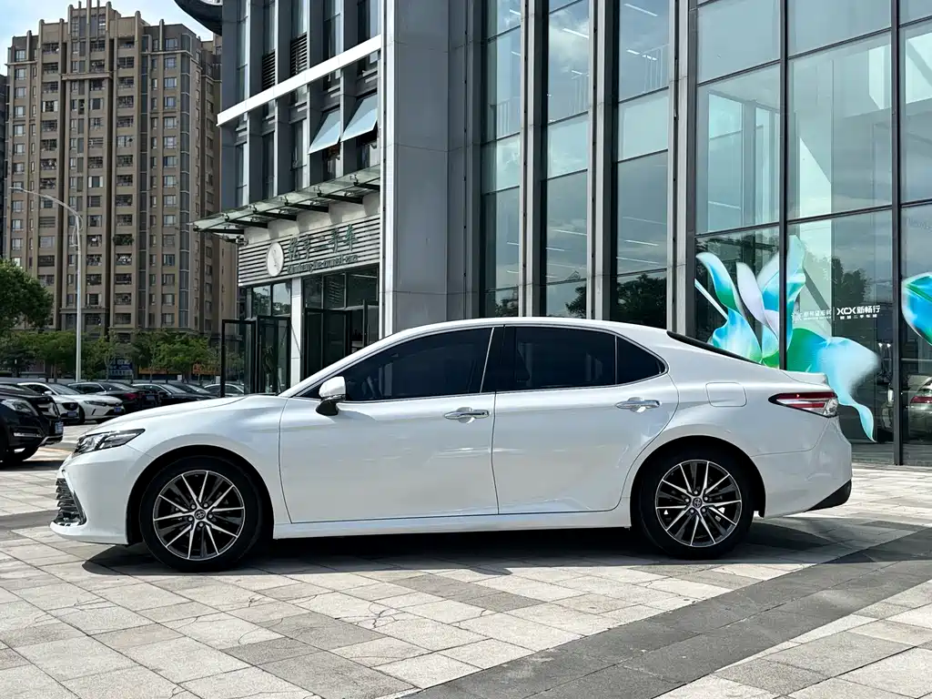 Toyota Camry — фото 3