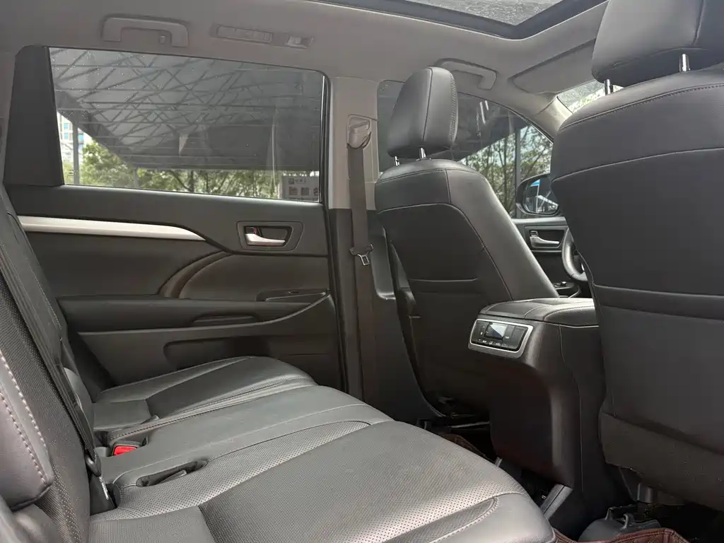 Toyota Highlander — фото 11