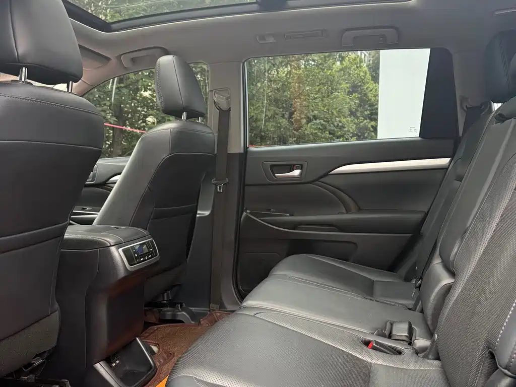 Toyota Highlander — фото 13